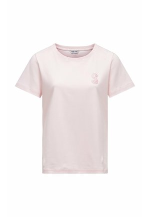 T-shirt rosa chiaro a maniche corte con scollo rotondo, con una piccola lettera "S" ricamata sulla parte superiore sinistra del petto e un'etichetta "Salsa Jeans" all'interno del colletto.