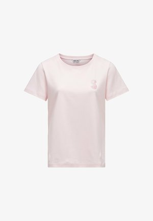 T-shirt rosa chiaro a maniche corte con scollo rotondo, con una piccola lettera "S" ricamata sulla parte superiore sinistra del petto e un'etichetta "Salsa Jeans" all'interno del colletto.