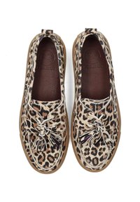 Zapatos de estampado de leopardo con parte superior de tela texturizada, acentos beige y borlas decorativas. Suela plana, puntera redondeada y costura reforzada.