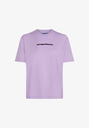 Camiseta de algodón lavanda con mangas cortas, escote redondo y un logo negro de "karl lagerfeld jeans" en el pecho.