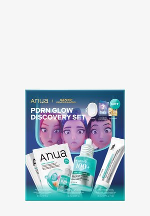 Coffret de soins Anua PDRN Glow Discovery avec sérum, crème, masques, photocard K-pop Demon Hunters, autocollant et pochette sur fond bleu.