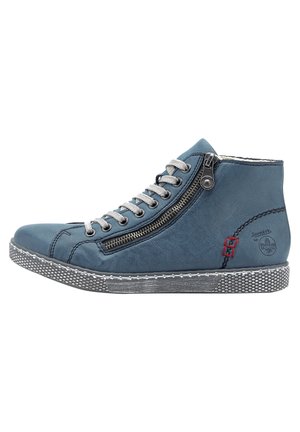 Baskets montantes en cuir bleu avec lacets gris, fermeture éclair sur le côté, semelle en caoutchouc texturé et accents rouges contrastants. Col rembourré pour plus de confort.