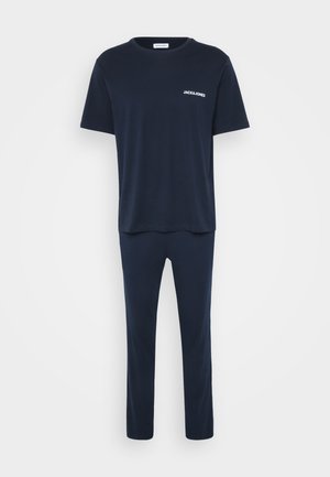 Ensemble T-shirt et pantalon en coton bleu marine, à manches courtes, col rond, avec le logo "JACK & JONES" sur la poitrine. Texture lisse, coupe décontractée.