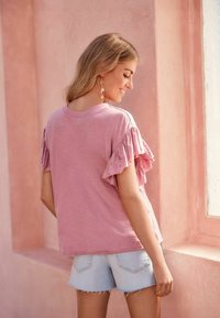 Next SPARKLE STUD RUFFLE SLEEVE- REGULAR FIT - Trükipildiga T-särk - pink