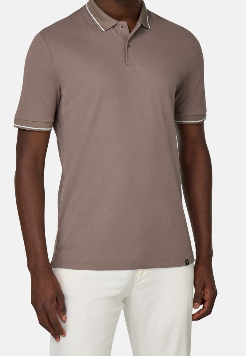 Hnědá polo košile s kontrastním béžovým límcem a lemováním rukávů, vyrobená z jemné tkaniny, s třemi knoflíky a úzkým střihem.