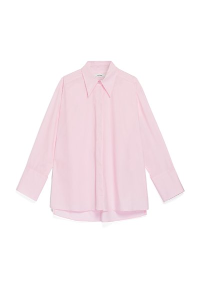 Camicia button-up rosa chiaro con colletto a punta, maniche lunghe e vestibilità rilassata. Realizzata in tessuto morbido con una leggera lucentezza.