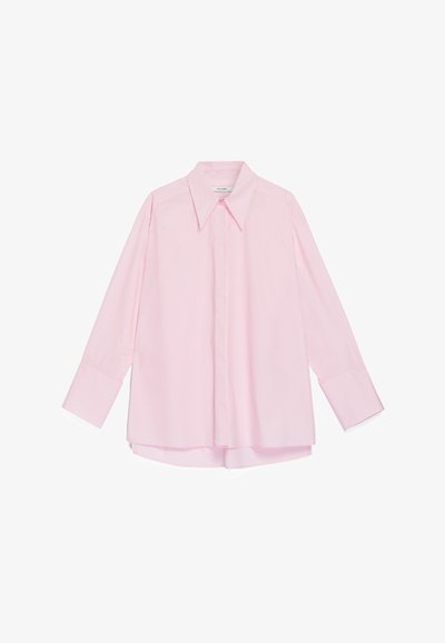 Jasnoróżowa koszula zapinana na guziki z kieszonką, z długimi rękawami i luźnym krojem. Wykonana z gładkiego materiału o subtelnym połysku.