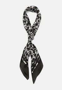 Foulard in seta bianco e nero con una texture liscia, estremità triangolari e un delicato motivo floreale in tutto il tessuto.