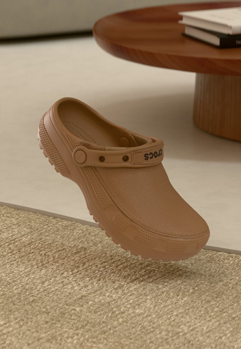 Crocs CLASSIC UNISEX - Mules - milk chocolate/brown - Zalando.co.uk