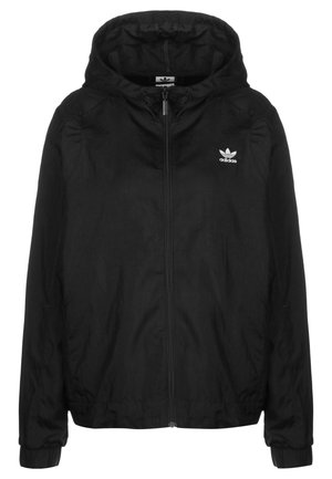 Czarna kurtka Adidas z kapturem, z pełnym zamkiem błyskawicznym z przodu, elastycznymi mankietami oraz małym białym logo Adidas na lewej piersi.