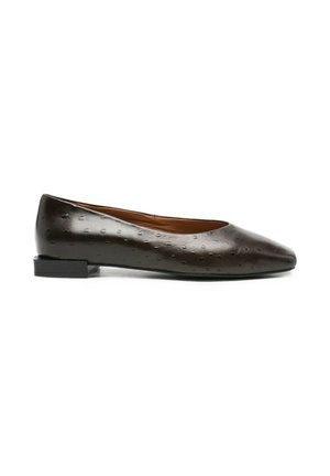 Zapato plano de cuero marrón oscuro con textura de puntos tenue, tacón cuadrado bajo y puntera puntiaguda redondeada, mostrado de perfil sobre fondo blanco.