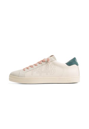 Baskets basses beiges avec lacets roses, motif perforé en forme de chiffres sur le côté et languette de talon vert foncé avec marquage.