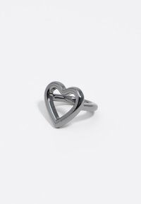 Anillo en forma de corazón de metal negro pulido con un centro hueco, que presenta curvas suaves y una banda delgada para un diseño elegante.