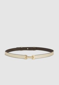 Beige läderbälte med ett guldfärgat metallspänne, tan innerfoder och en slät, strukturerad yta. Snygg design med runda kanter.