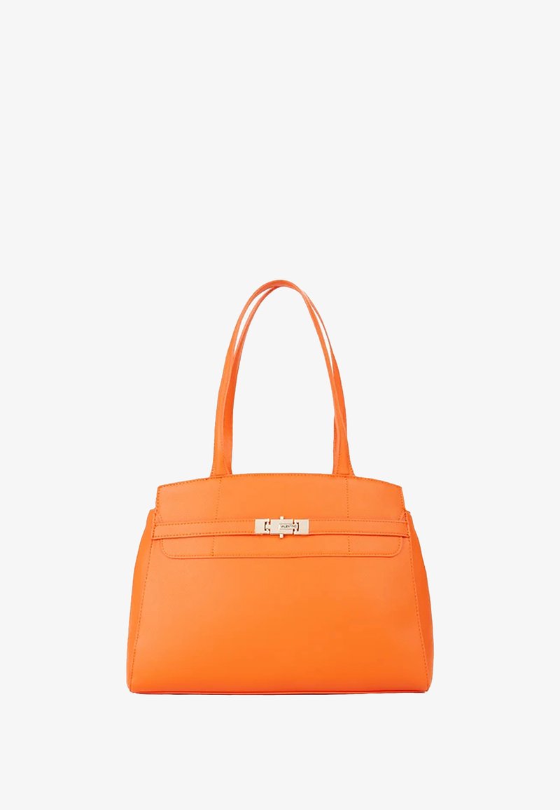 Borsa a mano in pelle arancione con due manici lunghi, forma strutturata, tasca frontale e dettagli in metallo argento. Texture liscia senza motivi visibili.