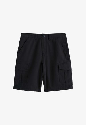 Shorts cargo noirs mi-genou avec fermeture à bouton sur le devant, poches latérales en diagonale et poches à rabat sur les deux cuisses.