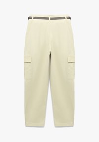 Ljusbeige cargo-byxor med lös passform, som har två sidofickor, ett kontrasterande mörkt bälte och en rak bendesign.