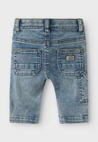 Denimshorts i ljusblå tvätt med en mjuk yta. Har fem fickor, kontrasterande sömmar och en varumärkesetikett på bakfickan.