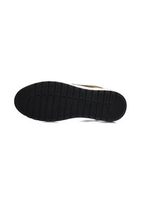 Semelle en caoutchouc noir avec un motif de grip texturé ; dessus en cuir marron avec une finition lisse. Légers accents autour des bords.