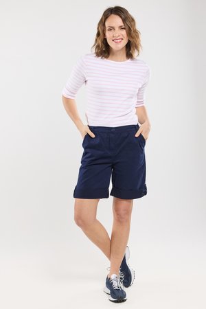 Chemise blanche et rose à rayures, à manches trois quarts, assortie à un short bleu marine à longueur genou, avec des ourlets retroussés et des poches latérales.