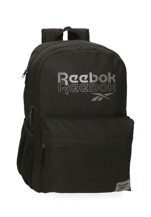Mochila Reebok negra con gran bolsillo frontal, bolsillo lateral de malla, correas acolchadas y el logo de Reebok en el panel frontal y en la esquina inferior.