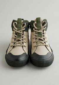 Beige High-Top-Sneaker mit grünen Akzenten, Gummizwischensohle, strukturiertem Stoff und zweifarbigen Schnürsenkeln. Verfügt über eine verstärkte Zunge und seitliche Schnallen.