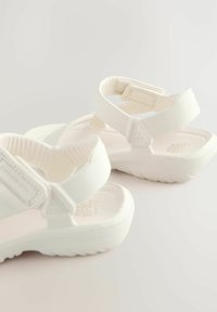 Next REGULAR FIT - TOUCH AND CLOSE FASTENING TREKKER - Vaellussandaalit - bone white