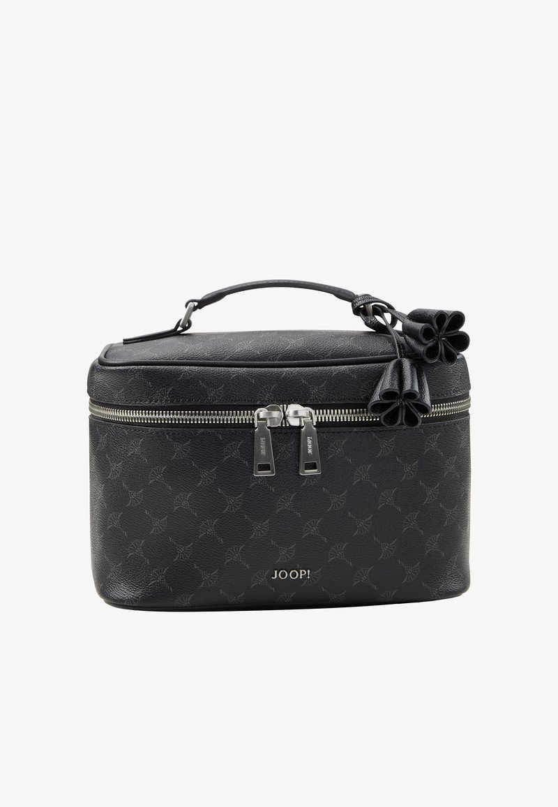 Estuche cosmético de imitación cuero negro texturizado con cremalleras plateadas, asa superior y acentos florales en el hardware. Presenta un logotipo en relieve en la parte frontal.