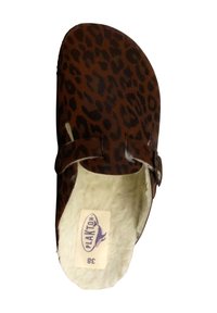 Scarpe slip-on con stampa leopardo marrone, dotate di una morbida fodera interna, due cinturini regolabili e una punta arrotondata. Etichetta della taglia 38 visibile.