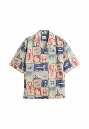 Kurzarm-Hemd mit Knopfleiste und nautischem Muster, das Hummer, Segelboote, Muscheln, Krabben und Meereswellen in Blau-, Rot- und Beigetönen zeigt.