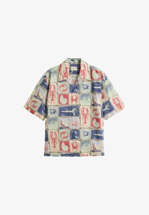 Kurzarm-Hemd mit Knopfleiste und nautischem Muster, das Hummer, Segelboote, Muscheln, Krabben und Meereswellen in Blau-, Rot- und Beigetönen zeigt.