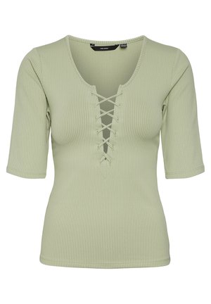 Jasnozielony prążkowany top z dekoltem w serek, ozdobiony przednim sznurowaniem i krótkimi rękawami. Materiał ma gładką teksturę.