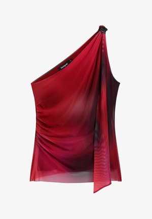 Asymmetrische rode top van lichtgewicht, doorschijnende stof. Heeft een gerimpeld zijdelings ontwerp met drapering en een knoopdetail op één schouder.
