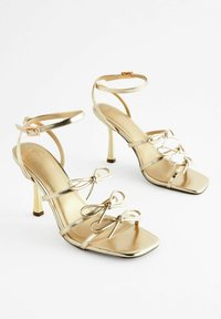 Next FOREVER COMFORT MULTI BOW REGULAR FIT - Riemensandalette - gold