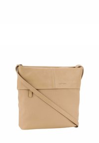 Borsa a tracolla in pelle color tan con finitura texturizzata, parte superiore a piegatura e tracolla regolabile. Presenta un delicato dettaglio del logo.