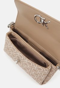 Calvin Klein MINI CROSSBODY BAG - Käekott - chanterelle