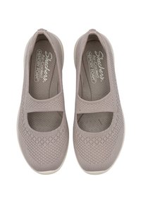 Zapatos slip-on de color gris claro con parte superior de punto transpirable, punta redondeada y plantilla de espuma con memoria. Presenta un diseño recortado en los laterales.