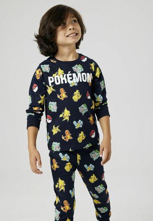 Katoenen pyjama set met een marineblauwe basis en kleurrijke Pokémon-personages en iconen. Lange mouwen en aangesloten broek met elastische tailleband.