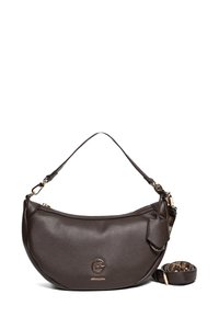 Bolso de hombro de cuero marrón con forma curved, detalles en hardware dorado y una correa desmontable. Presenta un logo grabado y un acabado texturizado.