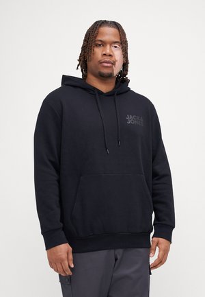 Schwarzer Kapuzenpullover aus einem weichen Stoff, mit einer Vordertasche, verstellbarem Kapuzenzug und dezentem Branding auf der Brust. Insgesamt glatte Textur.