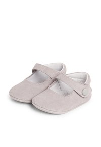 Šedé semišové boty typu Mary Jane s vlnitým okrajem, širokým páskem s knoflíkovým zapínáním a měkkým bílým vnitřním podšívkou.