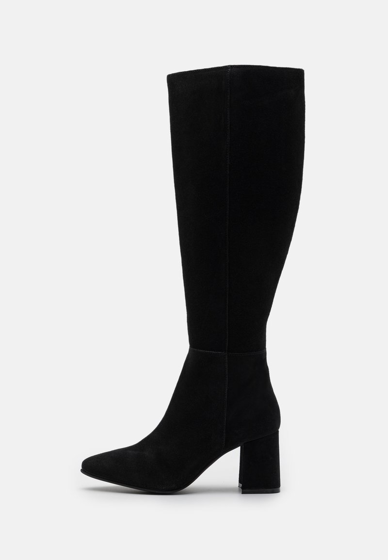 Bottes montantes en daim noir jusqu'au genou avec un bout pointu et un talon carré. Texture lisse et design minimaliste sans quincaillerie visible.