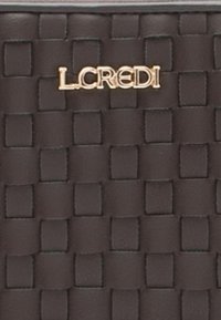 Materiale sintetico intrecciato marrone con superficie testurizzata. Dotato di ferrature dorate con il logo "LCREDI" ben visibile.