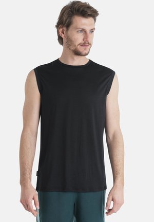Schwarzes ärmelloses T-Shirt aus glattem Stoff, mit Rundhalsausschnitt und schlichtem Design, kombiniert mit türkisfarbenen Shorts für einen Kontrast.