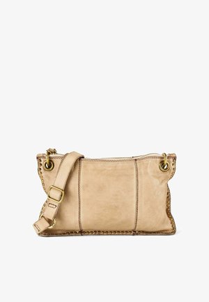 Bolso de mano de cuero beige con correa ajustable, tachuelas en tono dorado a lo largo de los bordes y cierre superior con cremallera.