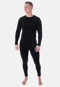 Schwarzes langärmeliges Thermaloberteil und figurbetonte Leggings aus dehnbarem Material, mit nahtlosem Design und enganliegender Silhouette.