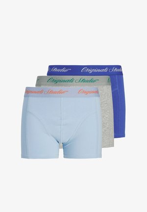 Trzy pary męskich bokserek w kolorze niebieskim, jasnoniebieskim i szarym, z markowanymi pasami z napisem „Originals Studio.”
