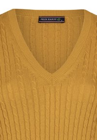 Maglione a maglia color giallo senape con scollatura a V, caratterizzato da un motivo a trecce e bordi a coste. Etichetta del marchio visibile all'interno dello scollo.