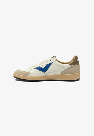 Sneaker bianca bassa con punta e tallone in suede beige, design a V blu sul lato, suola color cuoio e collo imbottito marrone.
