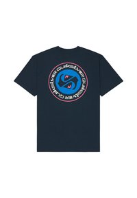 T-shirt en coton bleu marine avec un graphique circulaire représentant une rose bleue, des accents noirs et le mot « Quiksilver » en blanc et rose.